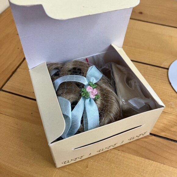 Wee 3 Doll Wig LINDA HL1 E6 Blonde w/ Blue Ribbon 8-9 1/2 + La Sioux Doll Shoes - Picture 10 of 10